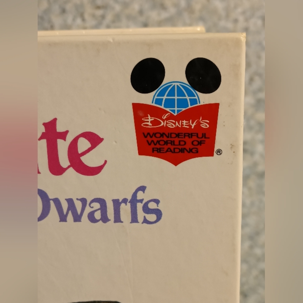 𝐒𝐧𝐨𝐰 𝐖𝐡𝐢𝐭𝐞 & 𝐭𝐡𝐞 𝐒𝐞𝐯𝐞𝐧 𝐃𝐰𝐚𝐫𝐟𝐬 𝐁𝐨𝐨𝐤 & 𝐕𝐇𝐒 - Picture 14 of 16